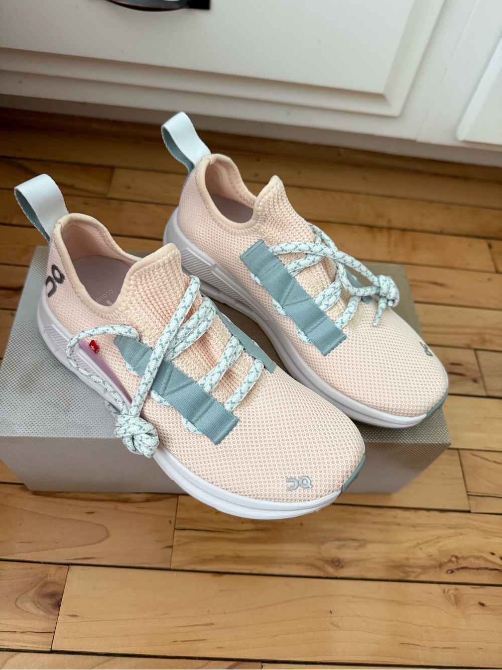 New In Box On Cloud Cloudeasy Fawn/ Surf Color Women’s Size 5 Peach And Grey